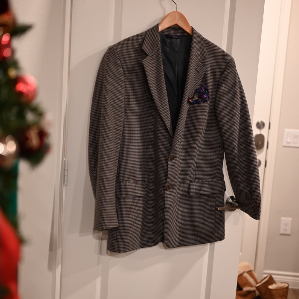 Brooks Brothers Houndstooth Pattern SZ 42R/43R/US XL, Like New Condition